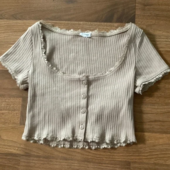 Tan crop top with buttons and lace - Picture 1 of 2